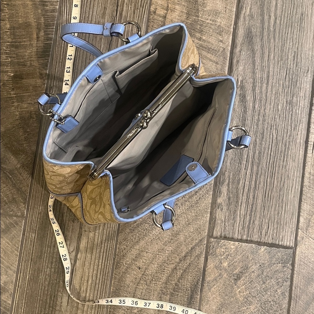 Coach logo canvas Beige and Light Blue Shoulder Bag needs cleaning. W/ dust bag - Picture 6 of 10